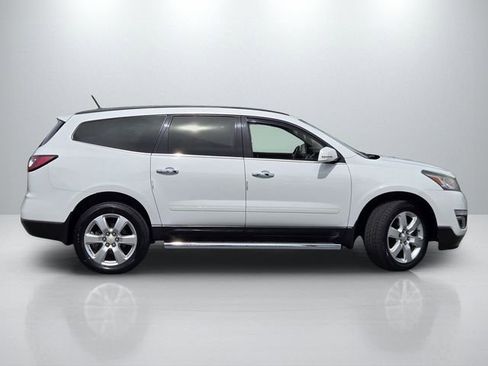 Used 2017 Chevrolet Traverse LT w/ Style and Technology Package FWD image 3
