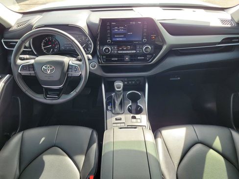 Used 2021 Toyota Highlander XLE AWD/4WD image 9