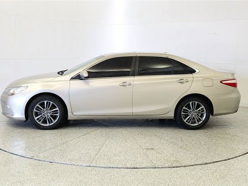 Used 2016 Toyota Camry SE w/ Moonroof Package FWD image 4