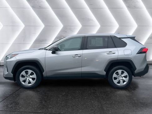 Used 2022 Toyota RAV4 LE AWD/4WD image 3