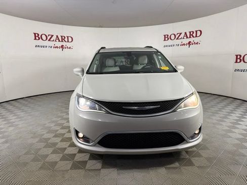 Used 2017 Chrysler Pacifica Touring-L FWD image 2
