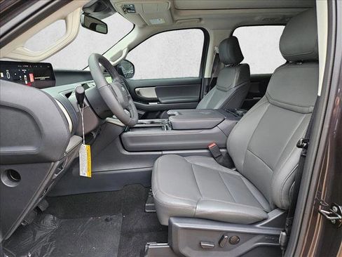 New 2025 Ford Expedition Active image 4