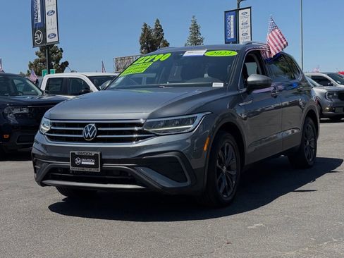 Used 2023 Volkswagen Tiguan SE w/ Panoramic Sunroof Package FWD image 4