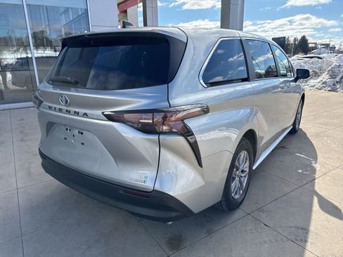 Used 2024 Toyota Sienna LE image 7