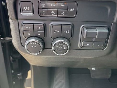 Used 2025 Chevrolet Suburban Premier AWD/4WD image 21