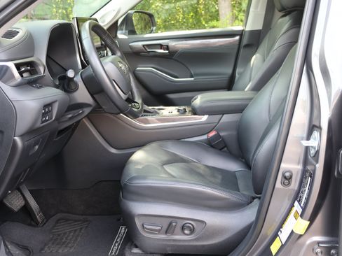 Certified 2024 Toyota Highlander Limited AWD/4WD image 25