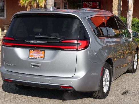Used 2021 Chrysler Pacifica Touring-L image 9