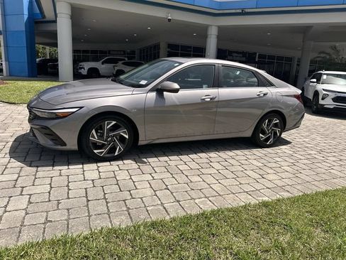 Used 2025 Hyundai Elantra SEL FWD image 21