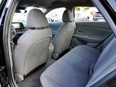 Used 2022 Hyundai Elantra SEL w/ Convenience Package FWD image 16