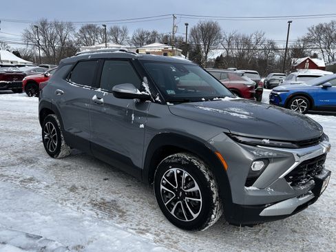 Used 2025 Chevrolet TrailBlazer LT w/ Driver Confidence Package image 3