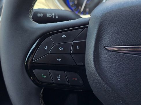 Used 2025 Chrysler Pacifica Limited FWD image 19