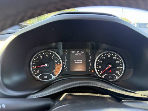 Used 2018 Jeep Renegade Latitude AWD/4WD image 32