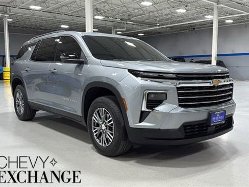 Certified 2024 Chevrolet Traverse LT w/ Trailering Package image 1