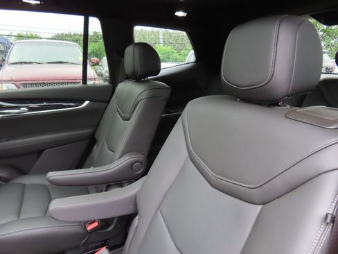 Used 2023 Cadillac XT6 Premium Luxury w/ Technology Package AWD/4WD image 30