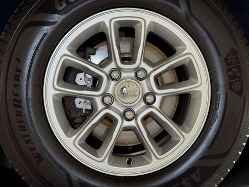 Used 2020 Jeep Grand Cherokee Laredo image 28