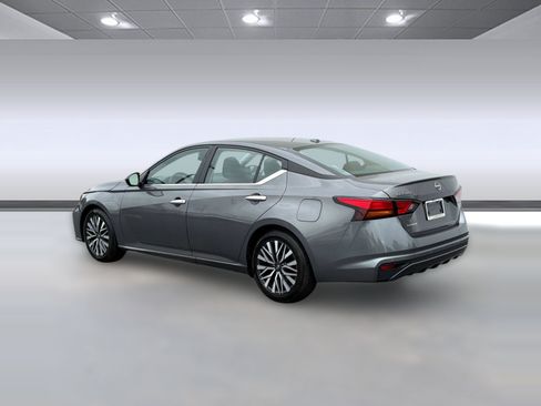 Used 2025 Nissan Altima 2.5 SV FWD image 3