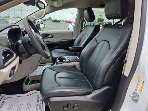 Used 2024 Chrysler Pacifica Touring-L FWD image 7