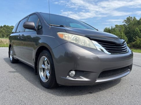 Used 2012 Toyota Sienna LE FWD image 7