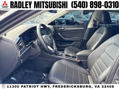 Used 2024 Volkswagen Jetta SE FWD image 3