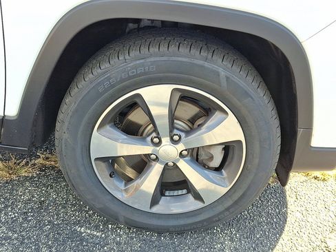 Used 2019 Jeep Cherokee Limited image 9