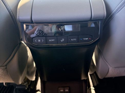 Used 2022 Toyota Highlander XLE image 25