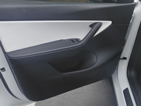 Used 2021 Tesla Model Y Long Range image 13