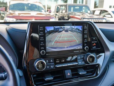 Used 2020 Toyota Highlander LE image 24