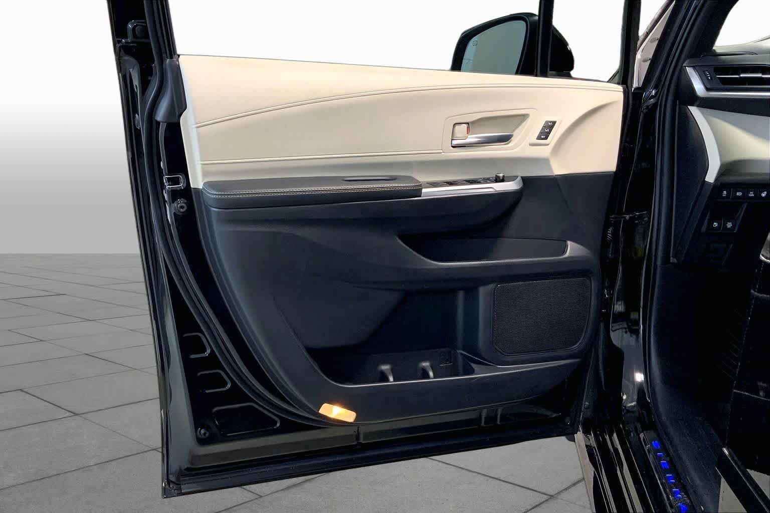 Used 2025 Toyota Sienna Platinum AWD/4WD image 21