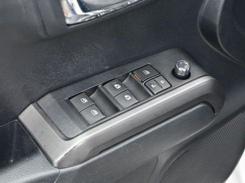 Used 2018 Toyota Tacoma TRD Off-Road AWD/4WD image 10