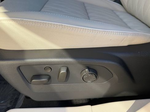 Used 2022 Buick Envision Avenir w/ Technology Package II image 22