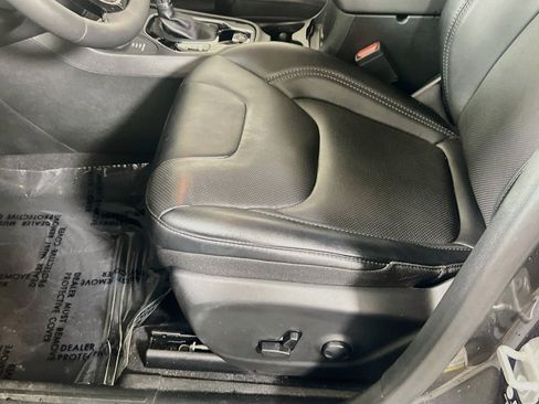 Used 2023 Jeep Cherokee Altitude Lux AWD/4WD image 19