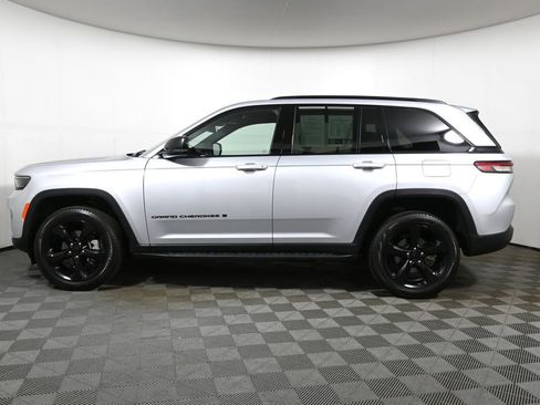 Used 2025 Jeep Grand Cherokee Limited w/ Black Appearance Package AWD/4WD image 2