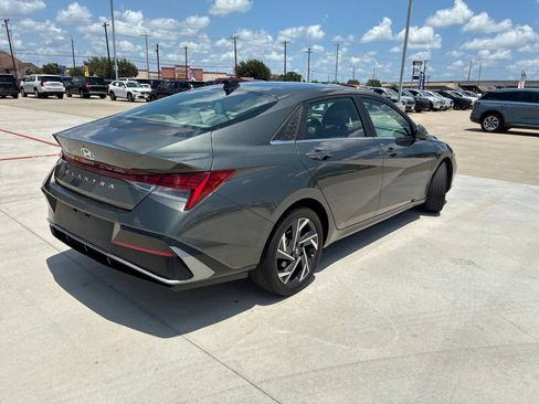 Used 2024 Hyundai Elantra SEL w/ Convenience Package FWD image 3