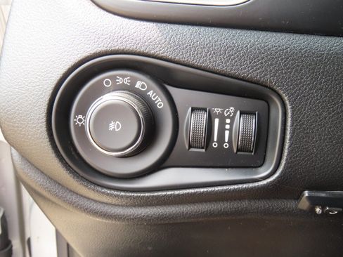 Used 2015 Jeep Renegade Latitude w/ Popular Equipment Group FWD image 26