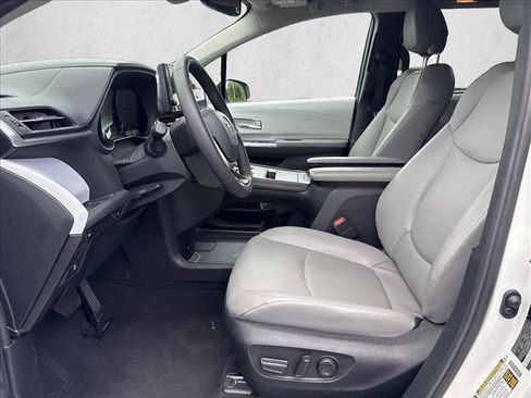 Certified 2026 Toyota Sienna XLE FWD image 10