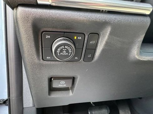 Used 2025 Ford Expedition Tremor AWD/4WD image 33