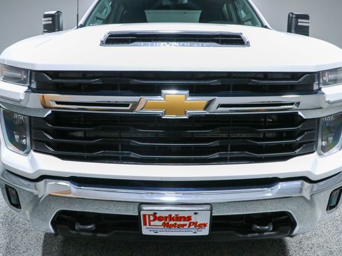 Used 2024 Chevrolet Silverado 2500 LT AWD/4WD image 4