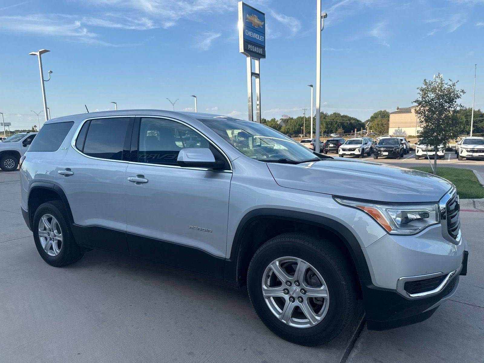 Used 2019 GMC Acadia SLE w/ LPO, Cargo Package FWD image 6