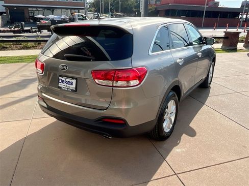 Used 2018 Kia Sorento L image 6