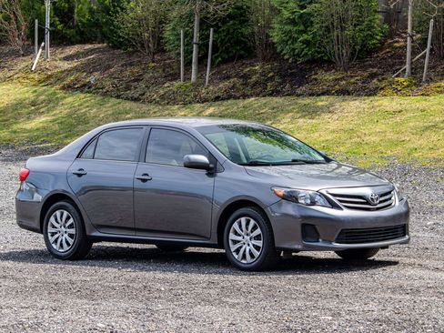 Used 2013 Toyota Corolla LE FWD image 11