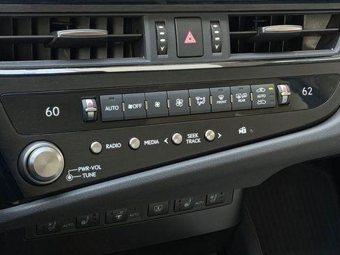 Certified 2025 Lexus ES 300h Ultra Luxury w/ Accessory Package (Z1) FWD image 31