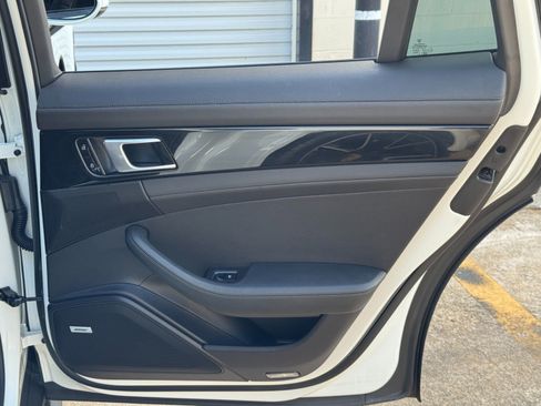 Used 2019 Porsche Panamera RWD image 42