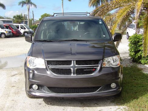 Used 2019 Dodge Grand Caravan SXT image 12