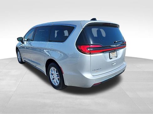 New 2026 Chrysler Pacifica Select image 9