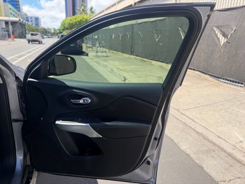Used 2018 Jeep Cherokee Latitude Plus FWD image 10