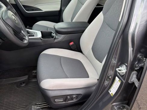 Used 2023 Toyota RAV4 XLE w/ Convenience Package image 5