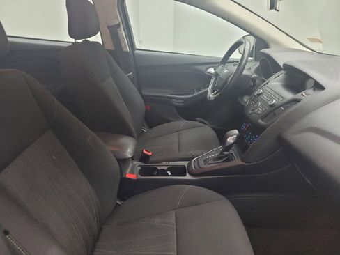 Used 2018 Ford Focus SE w/ Cold Weather Package FWD image 21