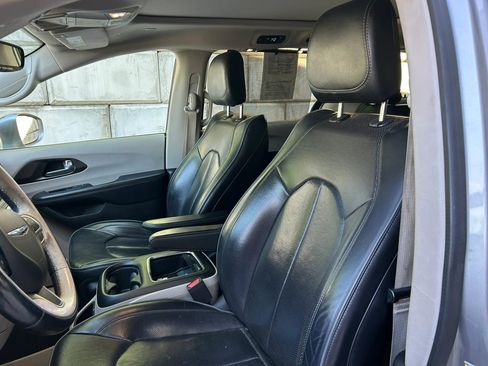 Used 2018 Chrysler Pacifica Limited FWD image 2