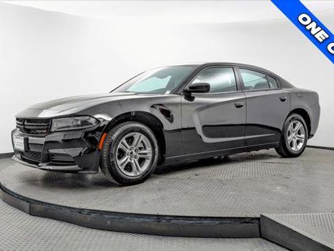 Used 2022 Dodge Charger SXT w/ Plus Group image 2