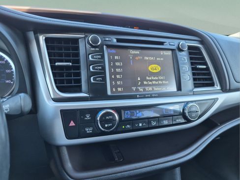Used 2018 Toyota Highlander Plus FWD image 12